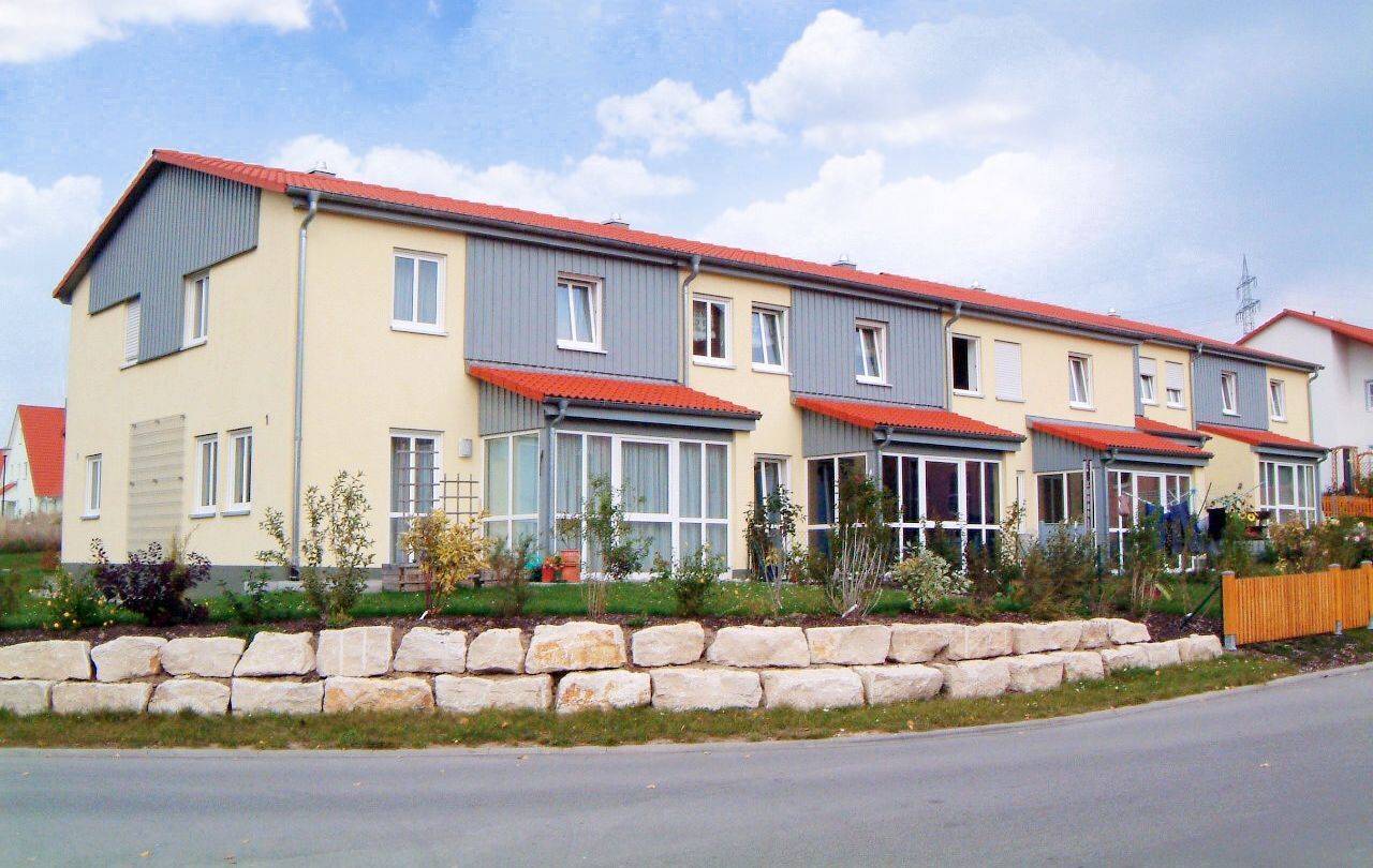 Doppelhaus mit zwei spiegelgleichen Wohneinheiten und Satteldach