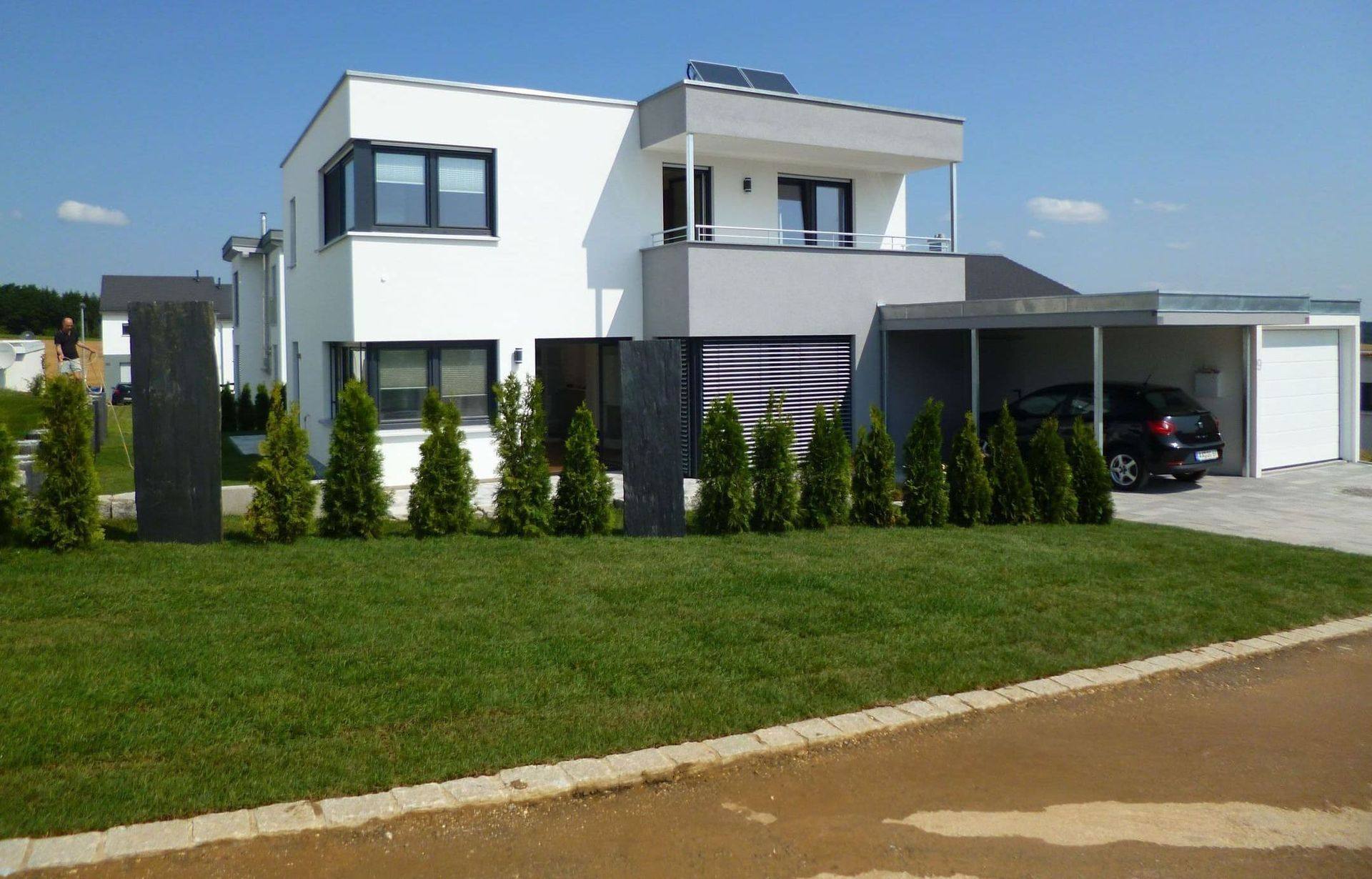 Einfamilienhaus mit Satteldach, Gaube und angelegtem Vorgarten