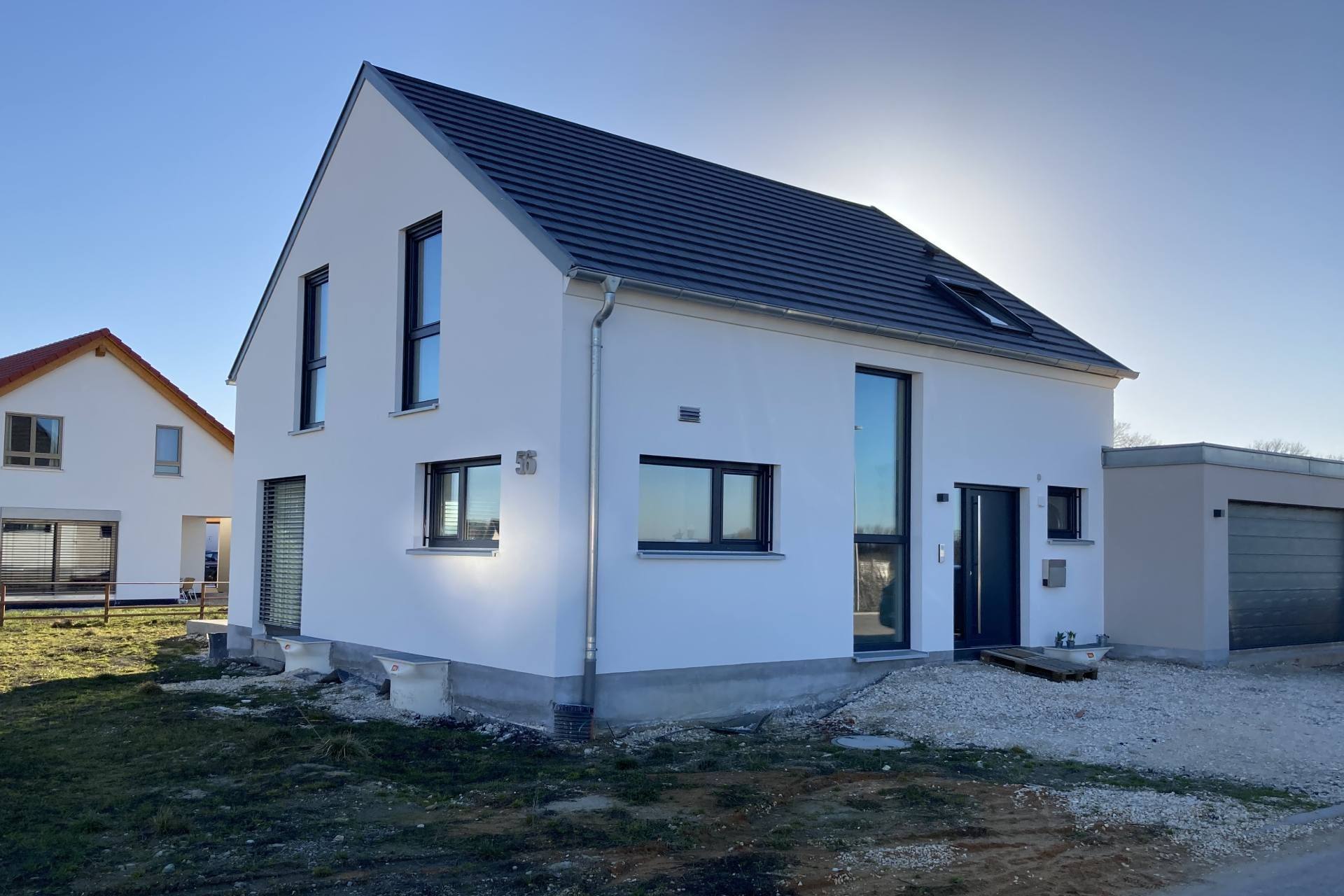 Einfamilienhaus mit Satteldach und gepflegtem Garten, gebaut von Wohnbau Liebenstein