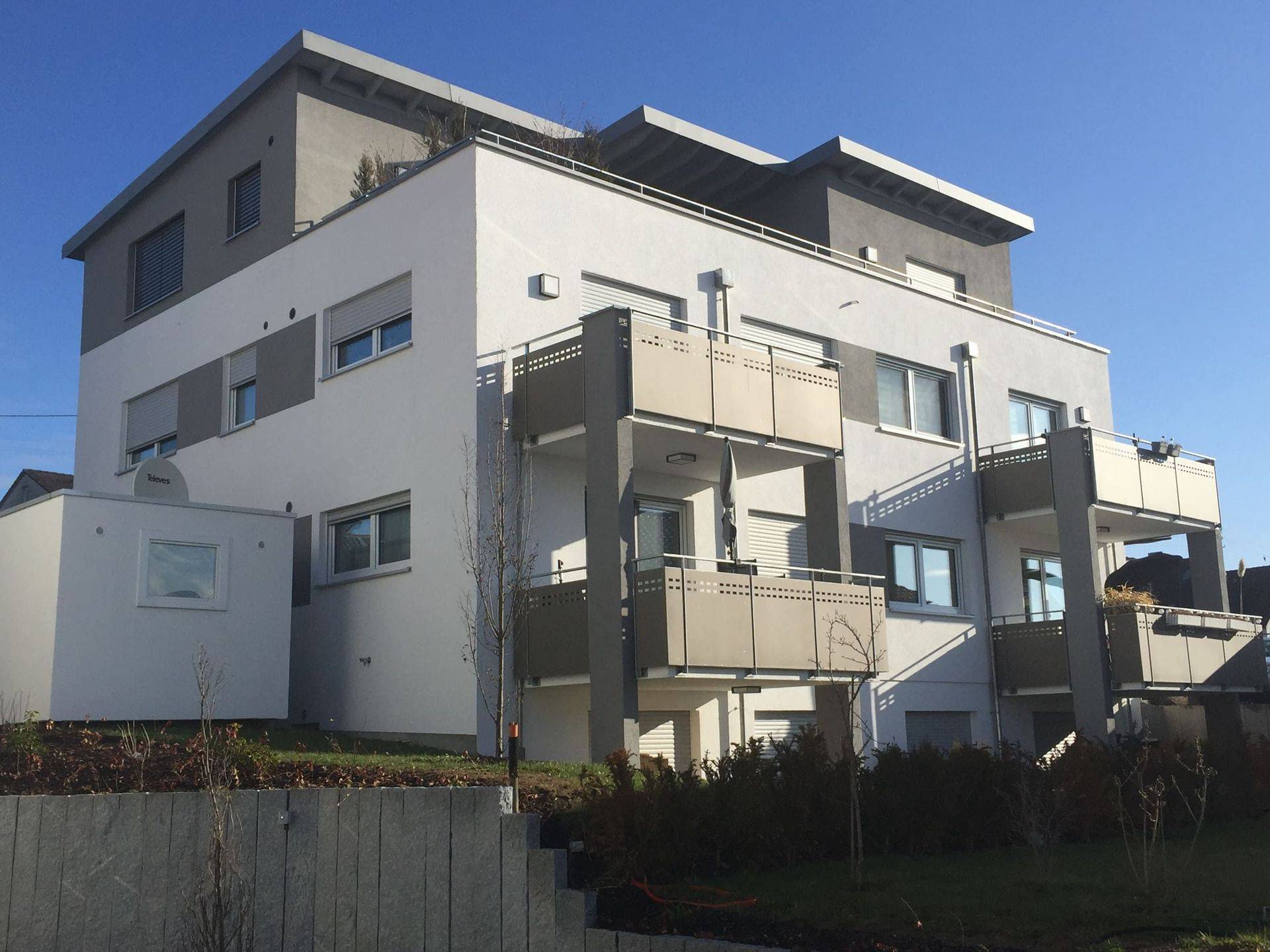 Mehrfamilienhaus mit mehreren Wohneinheiten und Balkonen