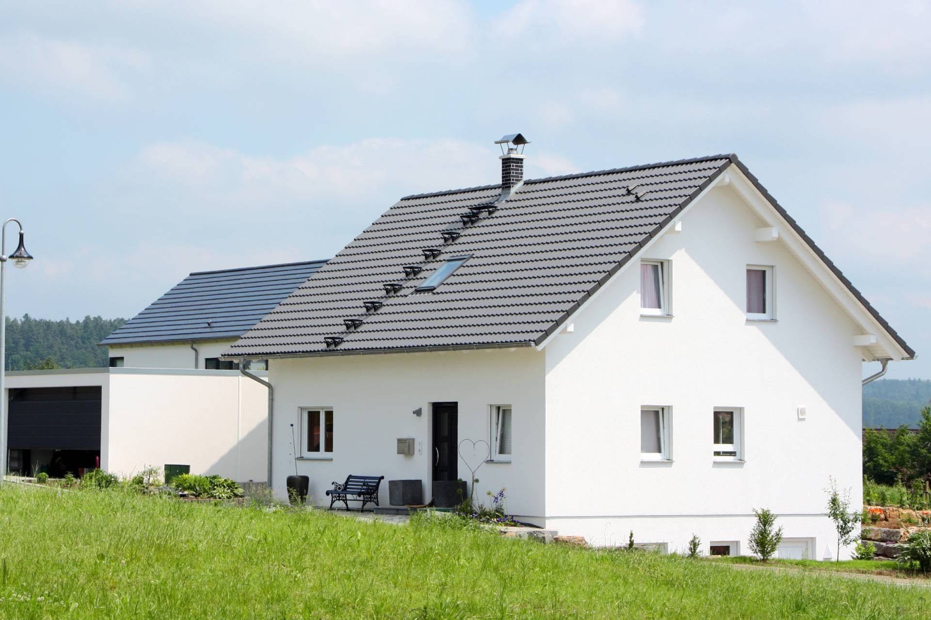 Rohbau eines Wohnhauses in Massivbauweise während der Bauphase